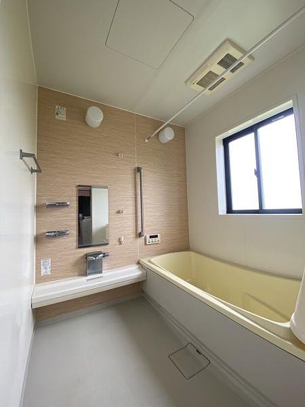 1坪タイプの広々ユニットバスです！浴室乾燥暖房機を標準装備、1年中快適に過ごせる浴室です