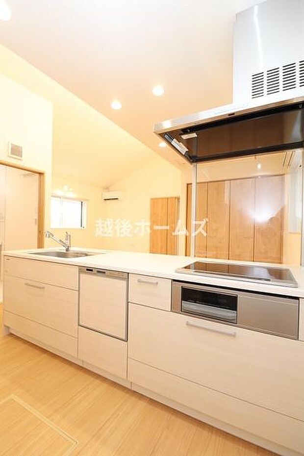 3口タイプのオープンキッチンは収納が豊富！毎日のお掃除もしやすい設計になっています