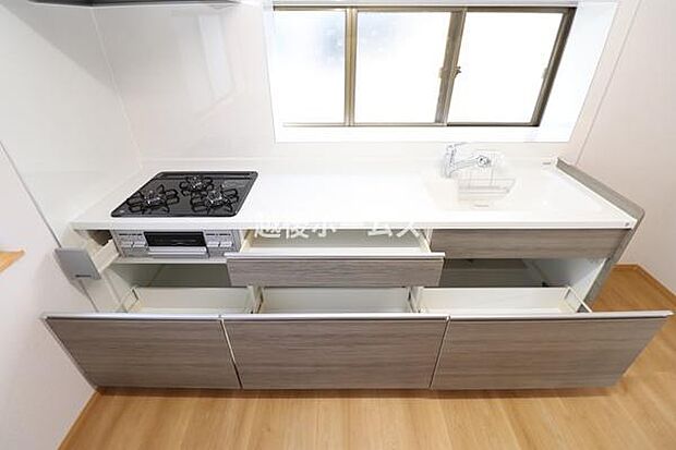 3口タイプシステムキッチンは豊富な収納！毎日のお掃除もしやすい設計になっています