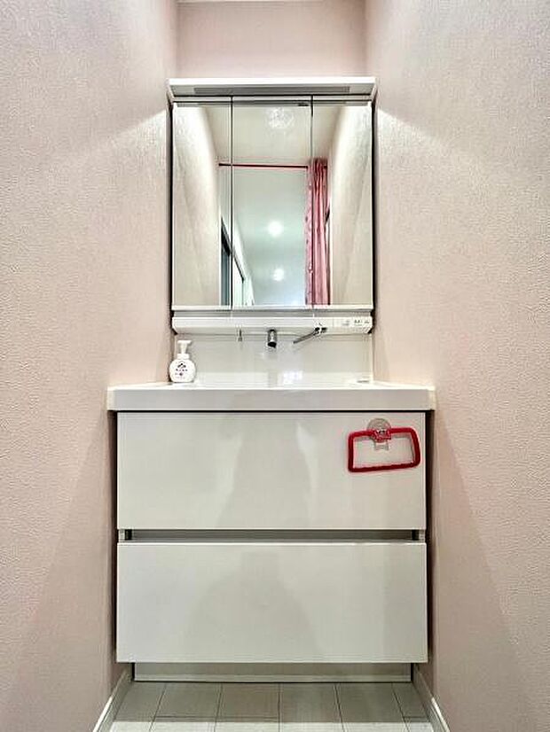 【洗面化粧台】3面鏡・シャワー付き洗面台です。引き出し収納で小物の出し入れもラクラク