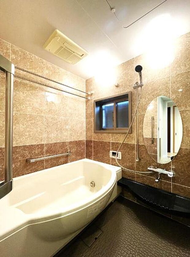 【浴室】高級感のある内装。ゆったりくつろげる広さのある浴室です。