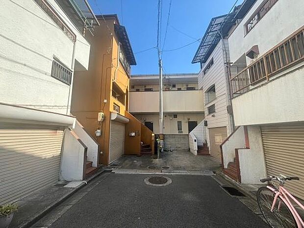 【前面道路】戸建の並ぶ閑静な環境です。