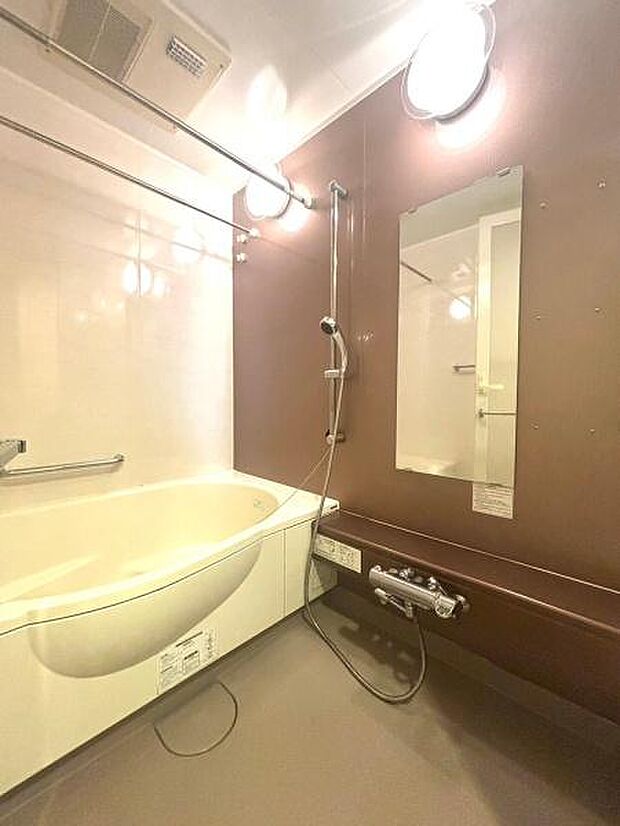 【浴室】ゆったりとした広さのバスルーム。明るい内装デザインです。