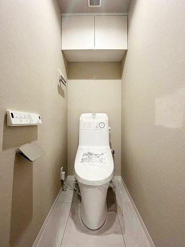 上部吊戸棚付き 温水洗浄便座一体型トイレ　フロアタイル貼替