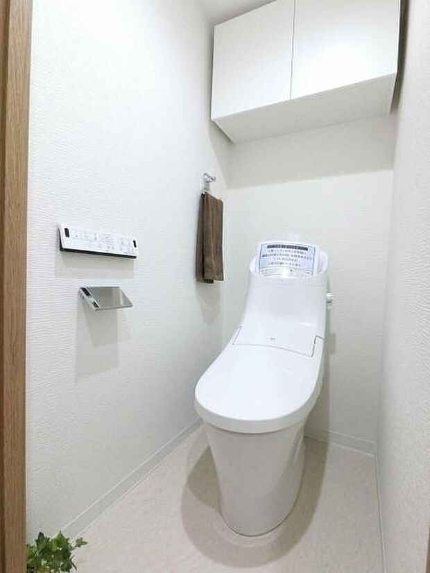 上部吊戸棚付き 温水洗浄便座一体型トイレ