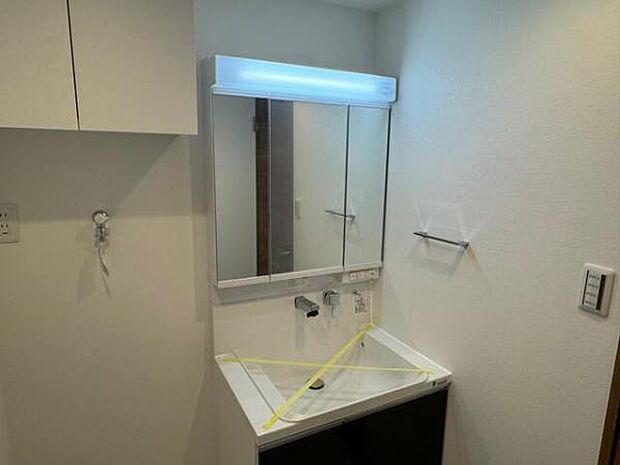 三面鏡　鏡の裏にも収納有り　防水パン設置