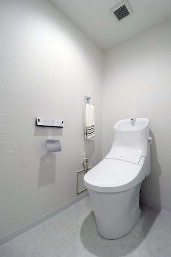 スッキリとしたデザインの温水洗浄便座付きトイレ