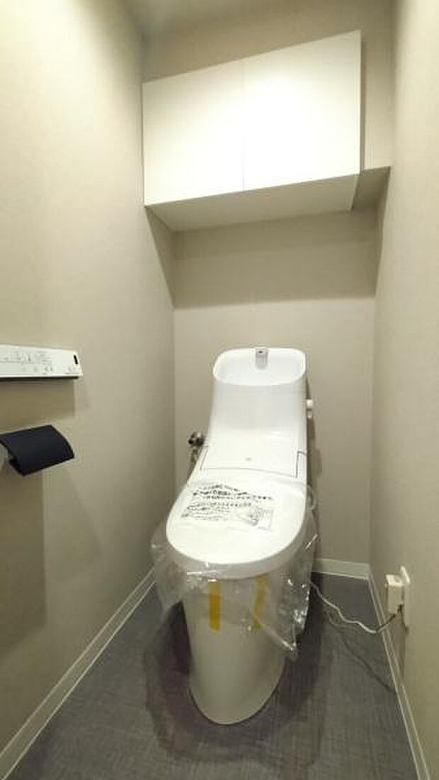 温水洗浄便座一体型トイレ　フロアタイル貼替　上部収納棚設置