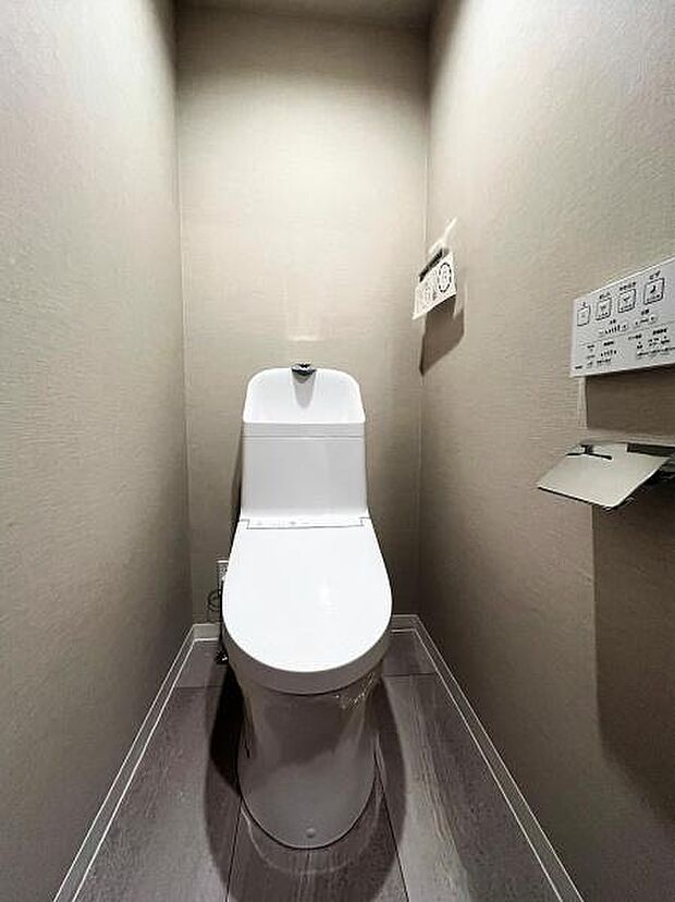 上部吊戸棚付き 温水洗浄便座一体型トイレ　フロアタイル貼替
