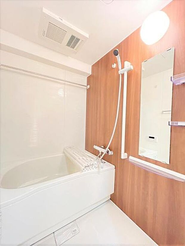 浴室はハウステック製の新品のユニットバス。浴槽には滑り止めの凹凸があり、床は濡れた状態でも滑りにくい加工がされている安心設計です。