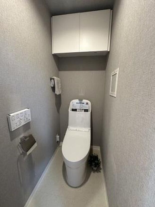 上部戸棚付き 温水洗浄便座一体型トイレ　クッションフロア貼替