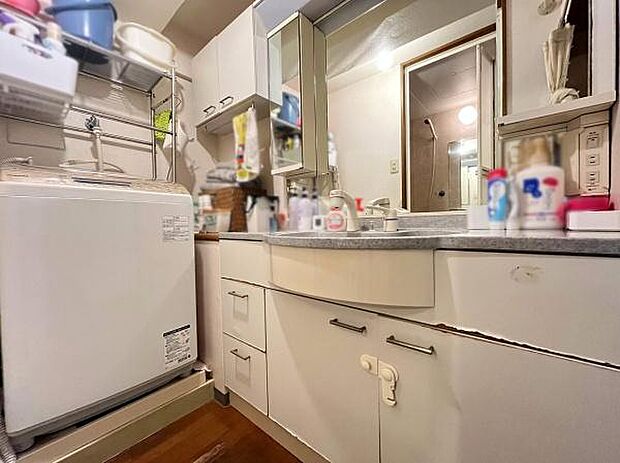 【Washroom】洗面台は広々としており、収納スペースも豊富にあります！鏡も大きく、お化粧やヘアセットなどもしやすいですね♪