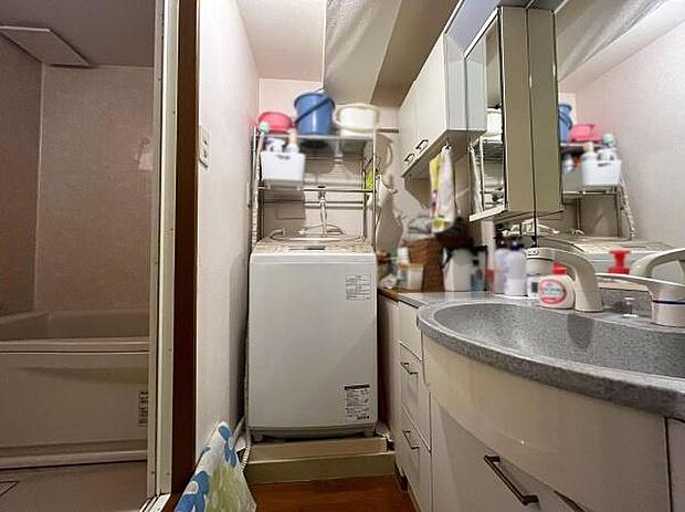 【Washroom】洗面台は広々としており、収納スペースも豊富にあります！鏡も大きく、お化粧やヘアセットなどもしやすいですね♪