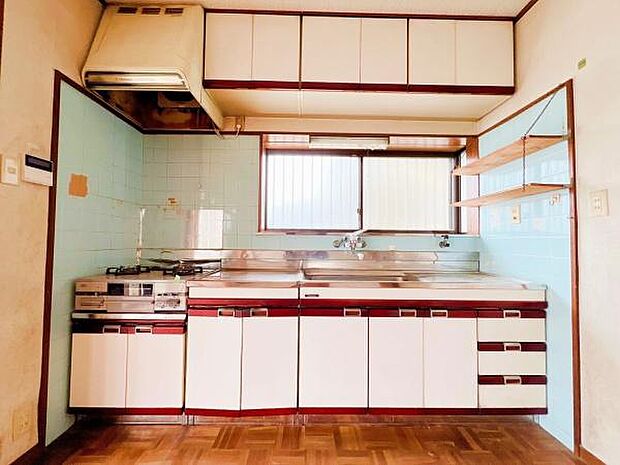 小窓もついた明るいキッチンは毎日の家事が楽しくなりそうですね。