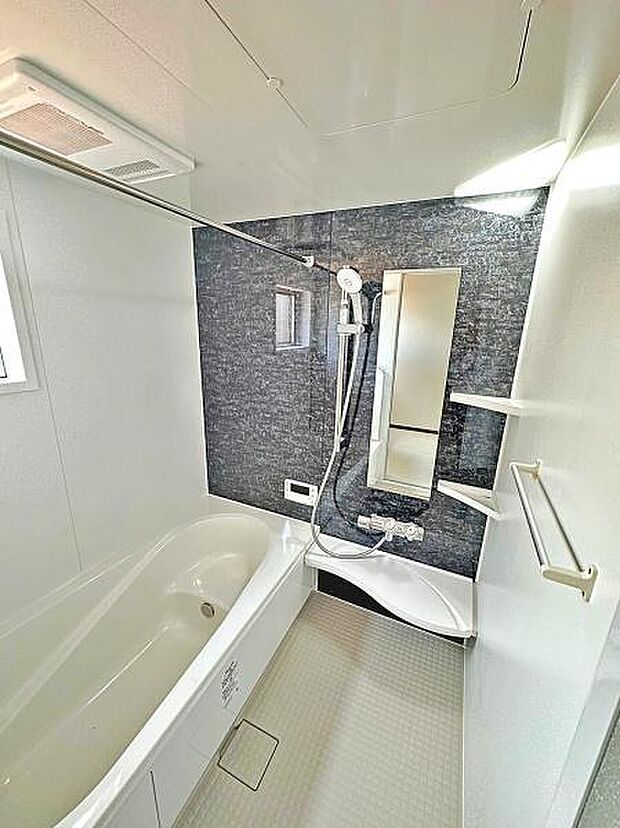 〜Bath〜シックなアクセントパネルが高級感を演出。ゆったりくつろげるバスルームです。