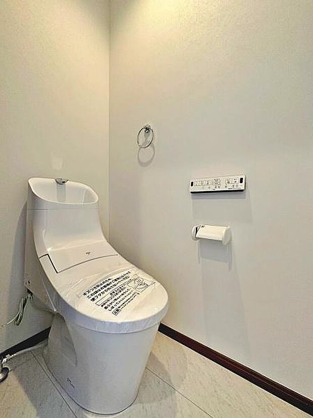 スッキリとした温水洗浄便座トイレです。お手入れやお掃除が簡単なシンプルなデザインです.