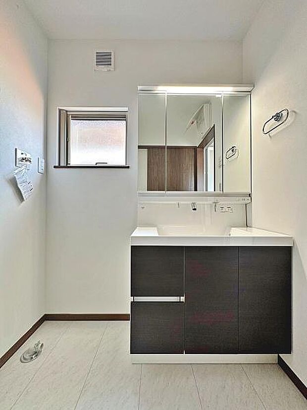 〜Wash Room〜清潔感のあるシンプルですっきりとした洗面室です。三面鏡タイプのドレッサーで、使い勝手がよく細かいものも鏡裏にスッキリと収納できます。