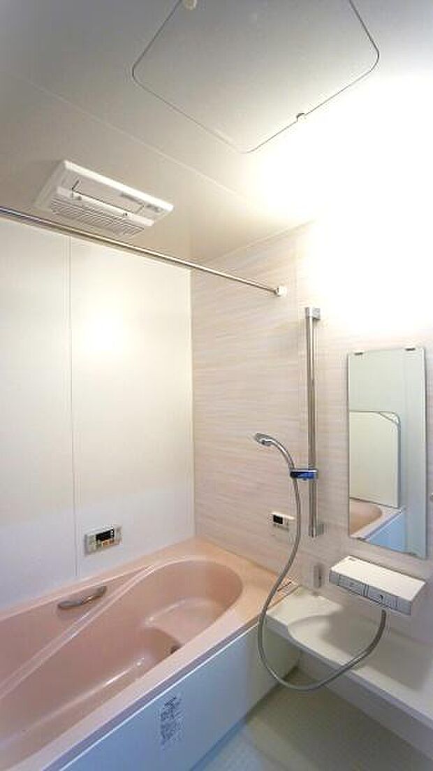 ■建物奥側に該当を致します戸建部分のバスルームです。床材はサーモフロアを使用しておりますので、厳しい冬を迎える北海道に地において心強い味方と言えます。こちらはミストサウナ・浴室暖房乾燥機を備えます。