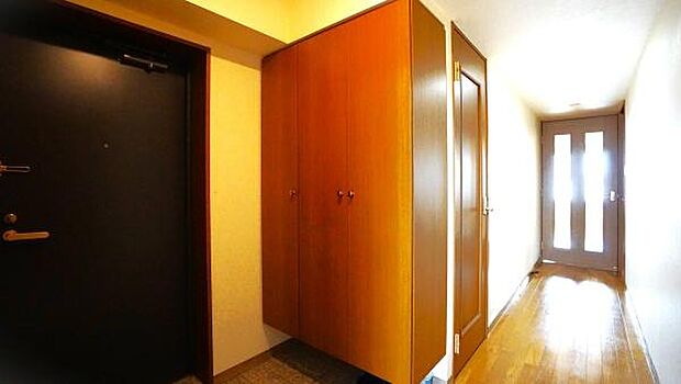 ■玄関スペースには大切なお履き物の収納が叶います大きなシューズボックスがございます。ウッド調のカラーリングとの調和がとれた廊下スペースを抜けてリビングスペースへと繋がります。
