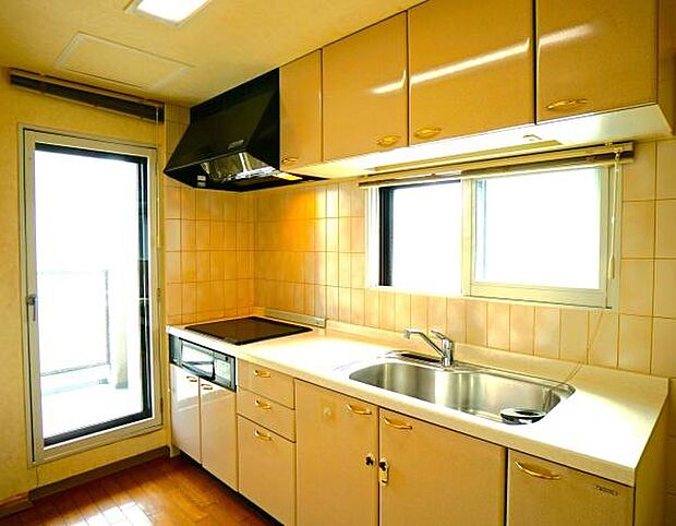 ■キッチンスペースにはバルコニーへ通じる窓と採光性を考慮した西方角を向く窓がございます。熱源はIHクッキングヒーターとなりますので、安全性もバッチリです。