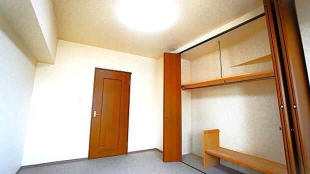 ■エルフレックス北2条6階のお部屋には7.1帖の洋室スペースがございます。お写真の通り背の高いクローゼットがございますので、大切なお洋服もご保管が叶います。また北方角を向く吹抜眺望も要チェックです。