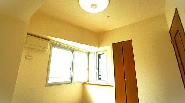 ■5.4帖の洋室スペースにも2方向の窓があり、収納扉もバッチリです。室内各所に採光性を考慮されたポイントがエルフレックス北2条の魅力の一つです。
