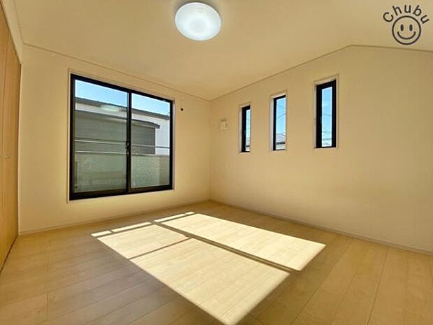 7.5帖の洋室　バルコニーへ出られる大きな窓からは陽射しが注ぎ込み快適な空間を実現