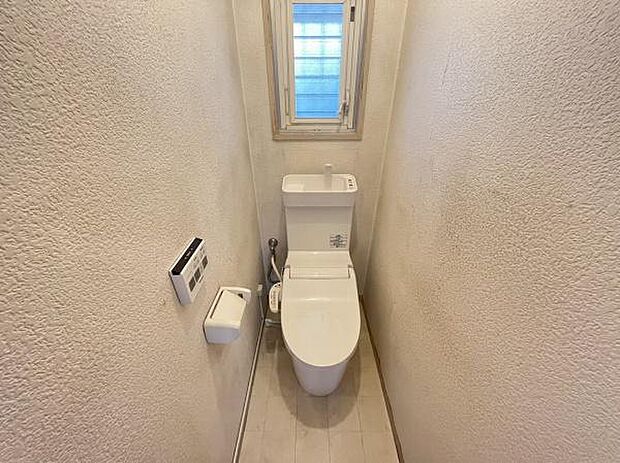 ピカピカのトイレ♪小窓もあり換気もしやすい仕様。