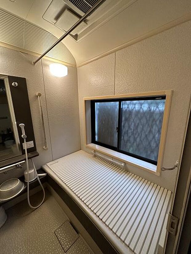窓があるゆったりとした広さの、快適で機能的なバスルームです。