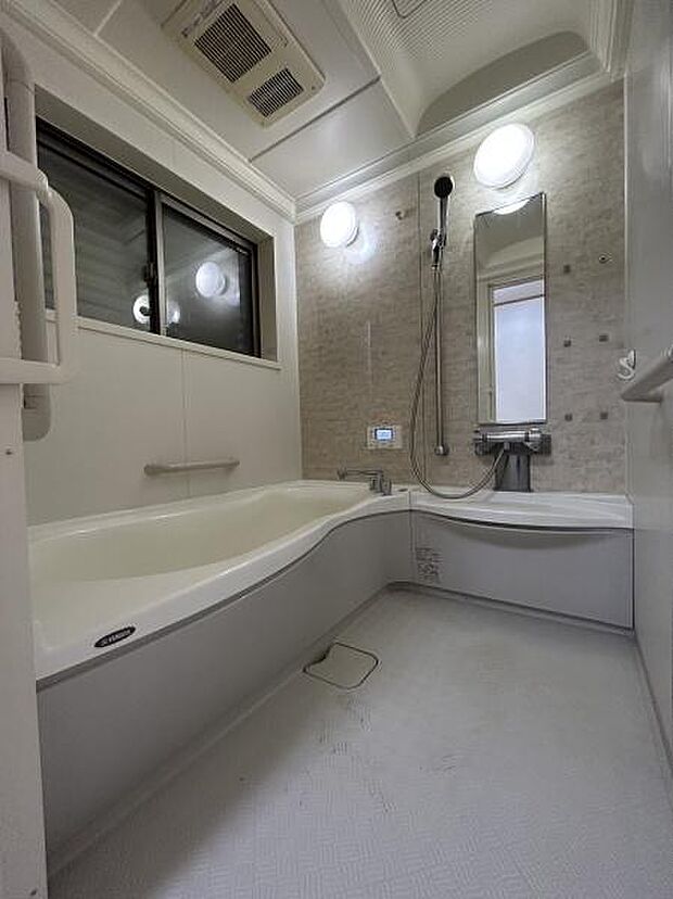 追い炊き機能・浴室乾燥機・小窓を完備した、快適で機能的なバスルームです。