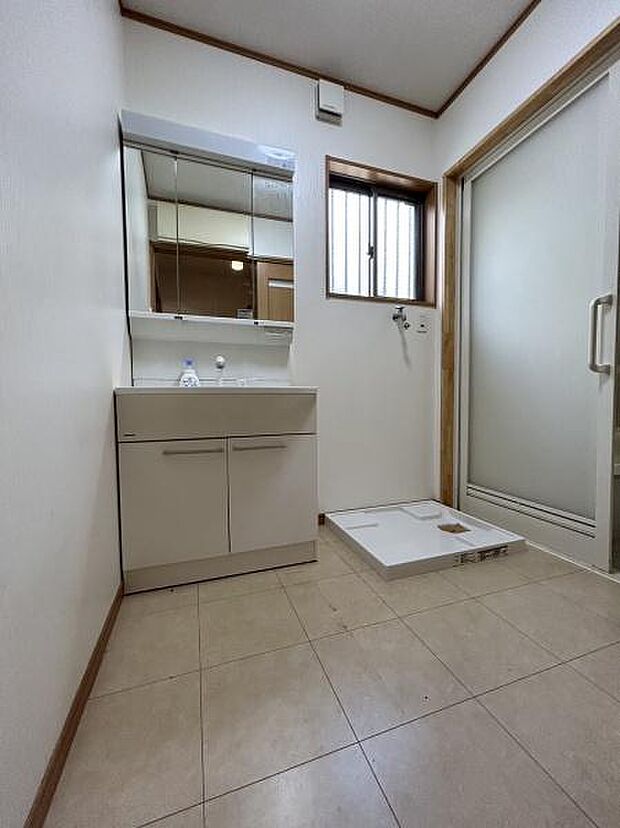 洗面所も広く、お着換えスペースもゆとりがあります。