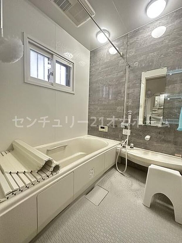 ユニットバス　浴室窓付き　窓があるだけで、あっという間に換気ができますのでお風呂のカビお掃除も気持ちが良いです。