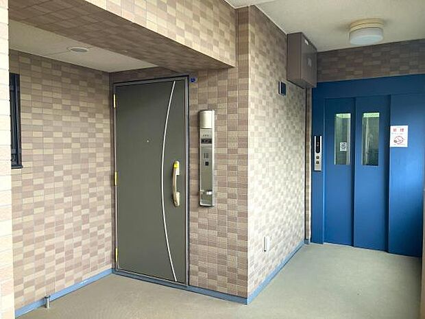 エレベーターから直接見えない角度に玄関扉があるので、プライバシーを確保しやすい作りです◎
