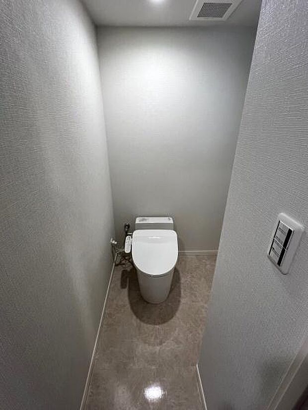 【トイレ】温水洗浄便座付きトイレ新規交換♪スタイリッシュにお使いいただけるタンクレストイレ♪広々空間・右奥には小窓も付いています♪