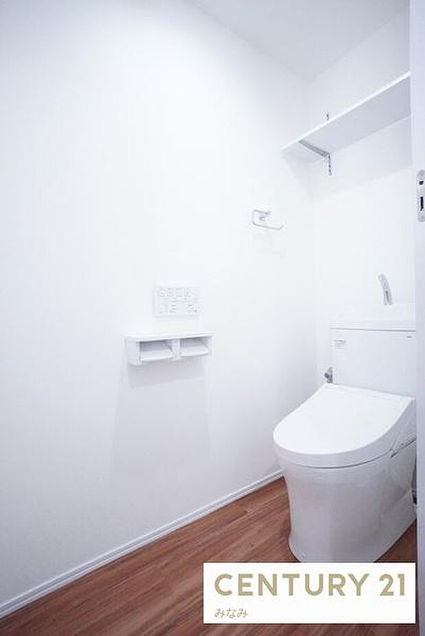 スッキリとしたデザインの温水洗浄便座付きトイレ。新品に交換しました。冬でもあったかい暖房機能付きの便座。