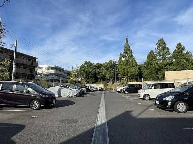 平面式駐車場もあり！来客用駐車場もございます。