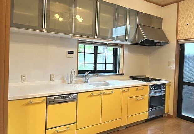 ワイドなシステムキッチンは大きな収納棚付きで調理器具や食器がたくさん収納できます食洗機付きで日々の家事が楽になります