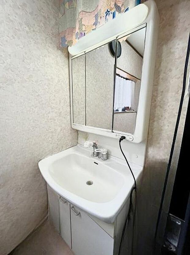 ・2階独立洗面台・シャワーヘッド、3面鏡収納となっております。