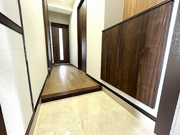 【玄関から廊下】シューズボックス新設し、落ち着いた色の床材は大人の雰囲気がございます！