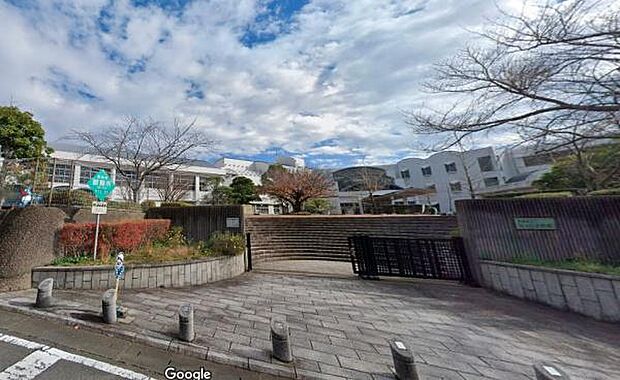 長崎市立桜が丘小学校まで529m
