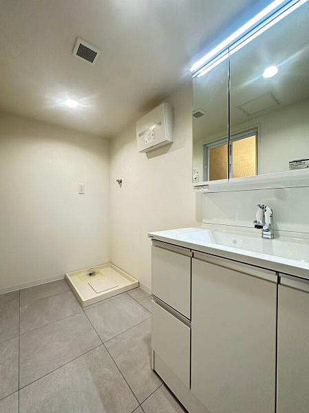 【洗面台・洗面所】ゆったりとした広さのある洗面室です。洗面台は明るくワイドな鏡を備えた洗面化粧台。