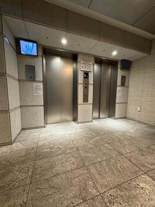 【エントランス】エレベーターは2台あります。