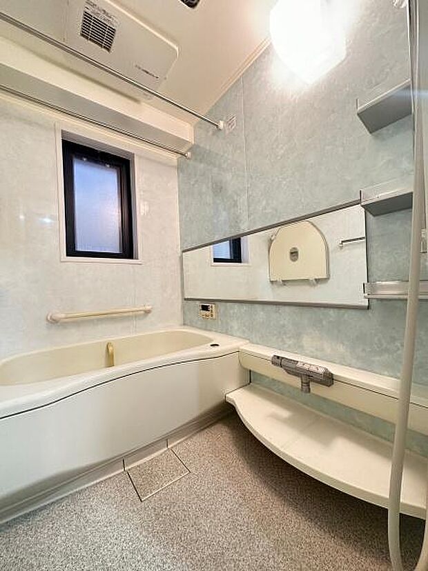 【浴室】ゆったり足をのばしてくつろげる広さになっております。広々浴室で毎日快適な入浴が楽しめます。ワイドな鏡で広さを感じさせてくれます。浴室に窓付で自然換気もできます。