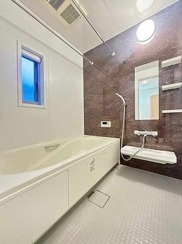 【浴室】足を伸ばしてゆったりくつろげる広さのあるバスルーム。広々浴槽で毎日快適な入浴が楽しめます。冬や雨の日のお洗濯にもうれしい浴室暖房乾燥機つきです！