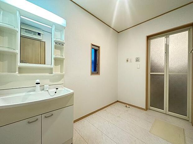 【洗面台・洗面所】ゆったりとした広さのある洗面室です。広さがあるのでお好みの収納ボックスなど設置可能です！