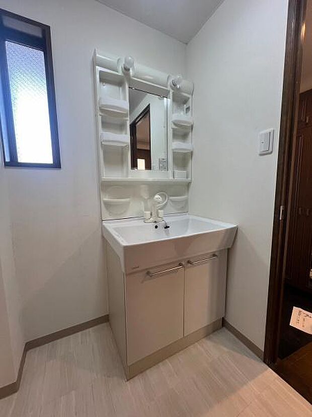 【洗面台・洗面所】シンプルで使いやすいデザインの洗面台。下段収納付きです。鏡の両サイドにはスキンケア用品など置くことのできる可動棚付です。