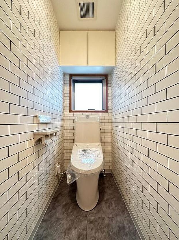 【トイレ】小窓付きのトイレで自然換気可能です。