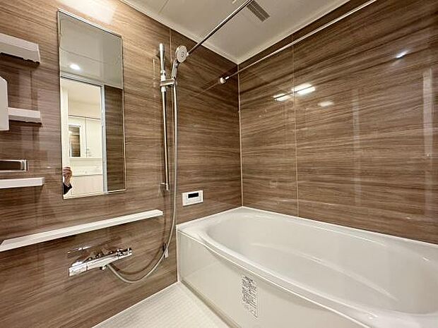 【浴室】足を伸ばしてゆったりくつろげる広さのあるバスルーム。広々浴槽で毎日快適な入浴が楽しめます。