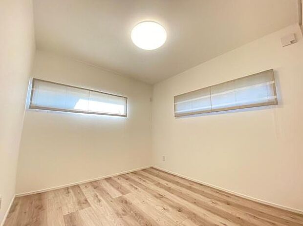 ◇2階洋室5.3帖◇　2面遮光の窓からたっぷりと陽光が注がれる明るい空間。