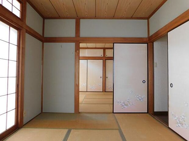 【和室】和室は小さなお子様の遊び場やお昼寝スペースなどに。間仕切りを閉めると個室としても活用できます。